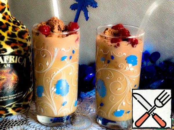 Fill the chilled tall glasses with half of the chilled coffee, pour the liqueur evenly, put a ball of ice cream in each glass. Serve with straws. Sprinkle the top of the ice cream with grated chocolate, decorate with canned cherries or fresh berries.