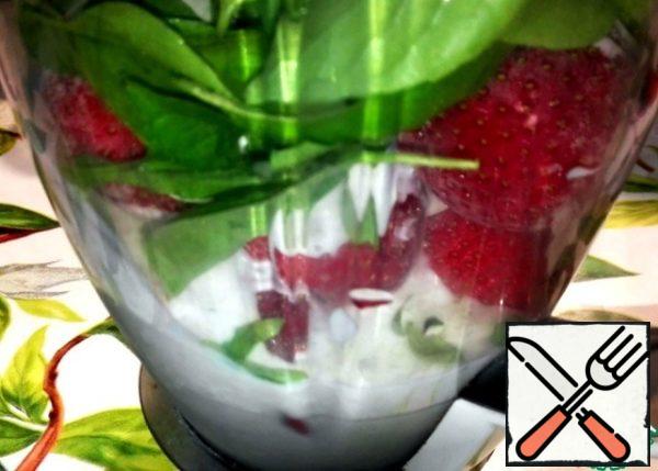 Gradually add strawberries and yogurt,
she continued to make smoothies.
I add honey to make it sweet.