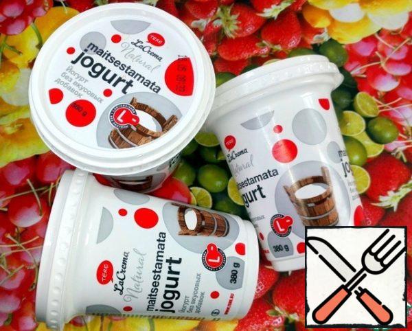 Thick yogurt without lactose and additives was used.

