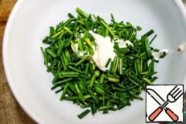 While the buckwheat porridge is cooking, prepare the remaining ingredients.
My green onion, finely chop, add 2.5 tablespoons of mayonnaise, a little salt and mix.