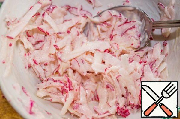 My radish, cut the tails and grate. Slightly prisalivaem, add the remaining mayonnaise and stir.
Beets and carrots cut into cubes.
If herring you have a whole, then clean the bones, remove the skin and cut arbitrarily into pieces. You can buy a ready herring pieces in oil.