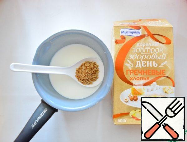 In the evening, add buckwheat flakes to cold milk.
