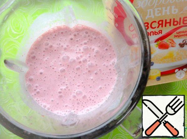 Place the frozen strawberries, yogurt, milk, oat flakes, cream cheese, the remaining cookie crumbs in a blender and mix until smooth. If desired, you can add honey.