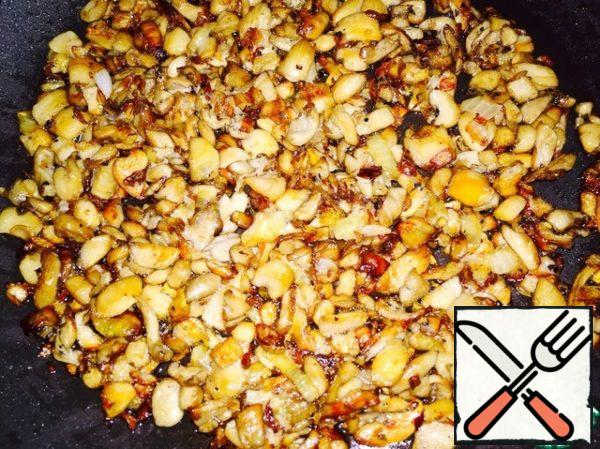 In another frying pan, fry the mushrooms and onions for 10-15 minutes.
