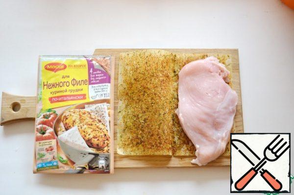 Chicken fillet repel to a thickness of 1-2 cm For cooking will use special leaves for frying chicken (MAGGI on the second tender chicken breast in Italian).
Unfold the seasoning sheet, place the chicken fillet on one half