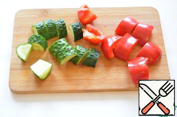 Cut cucumber and bell pepper into approximately the same slices.
Tear the lettuce leaves by hand into large pieces