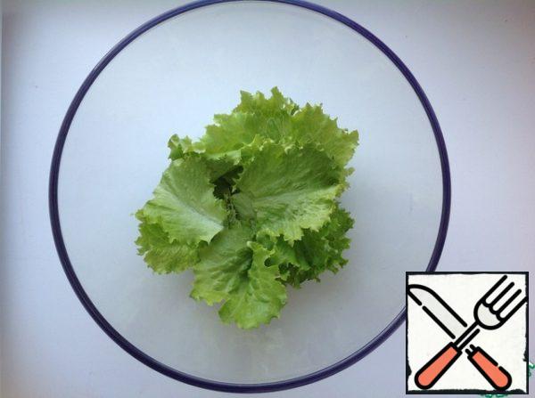 Lettuce wash, dry, chop or tear with hands. Put the first layer on the bottom of the salad bowl.