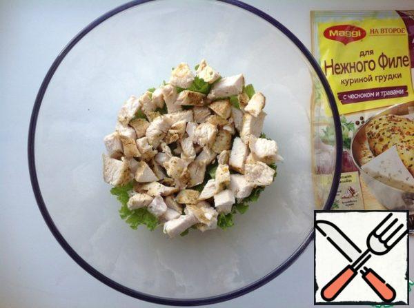 Chicken meat cut into small pieces, season with salt. Put the second layer. From above to grease with mayonnaise.
