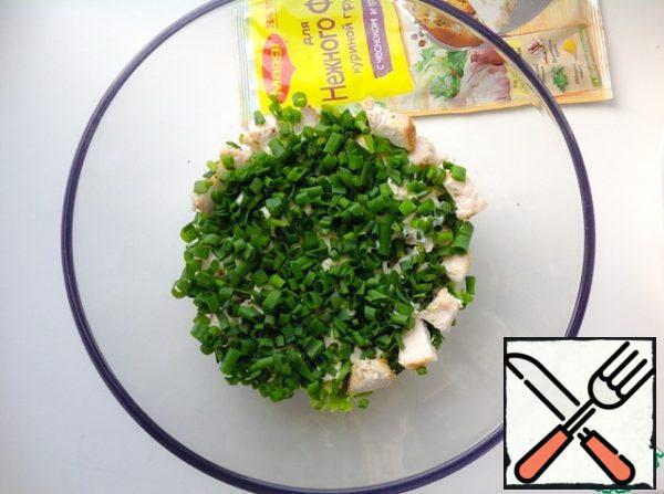 Finely chop the green onion and put it on the chicken. Lubricate with mayonnaise.
