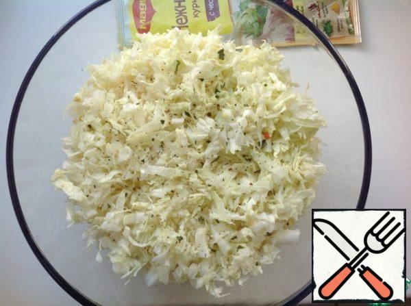 Finely chop the Peking cabbage. Put in a salad bowl, a little salt. I salted aromatic salt with herbs. To grease with mayonnaise.