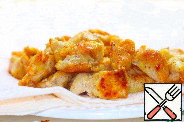 Heat a sufficient amount of vegetable oil over medium heat. Fry the breaded fillets in one layer in a frying pan (I got it in 2 steps) until golden brown and soft (so the pieces should be small, otherwise they will be raw inside). Put the chicken on a napkin to absorb excess oil.

