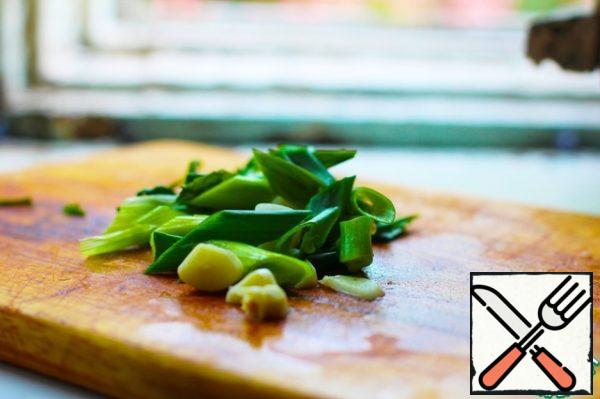Leave 1 tablespoon of oil in a saucepan, add sesame oil.
Fry 1 onion feather, garlic and ginger (do not bring it to a color change).
