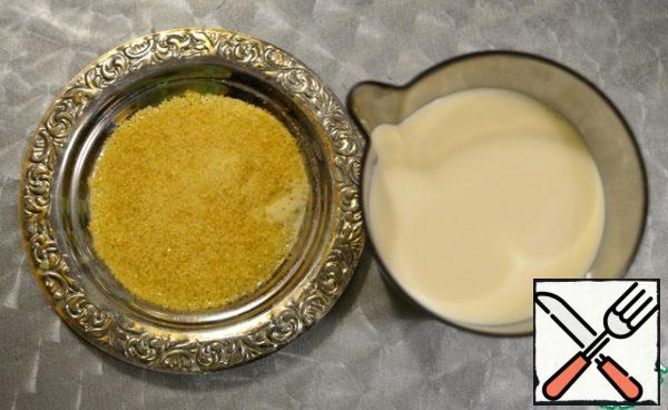 Pour the gelatin with melted milk, leave to swell.
