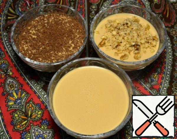 Pour the jelly into glasses and cool.
Then we put the jelly in the refrigerator until it freezes.
Jelly can be sprinkled with nuts or grated chocolate on top, or you can leave it just like that. It turns out so delicious!