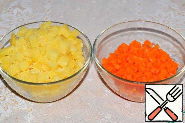 Pre-boiled potatoes and carrots cut into cubes. Carrots-smaller potatoes-a little larger.