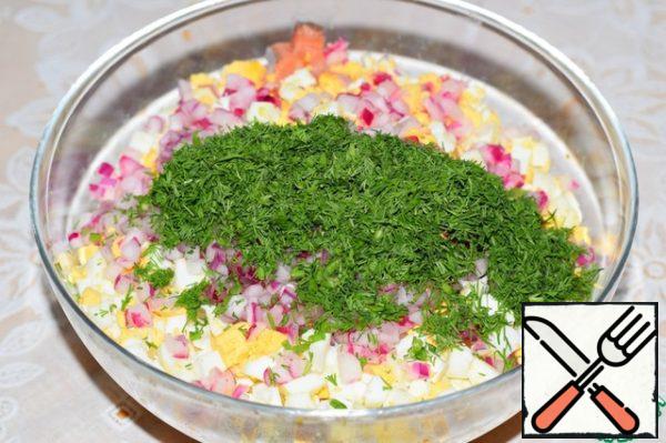 Put all the ingredients in a large bowl (drain the liquid with the onion), add the chopped dill, season the salad with sauce, mix well. You're finished!