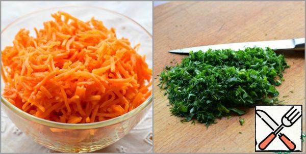 If Korean carrots are rubbed with a long straw, it is better to cut it across into several parts.
Chop the greens (parsley / dill).