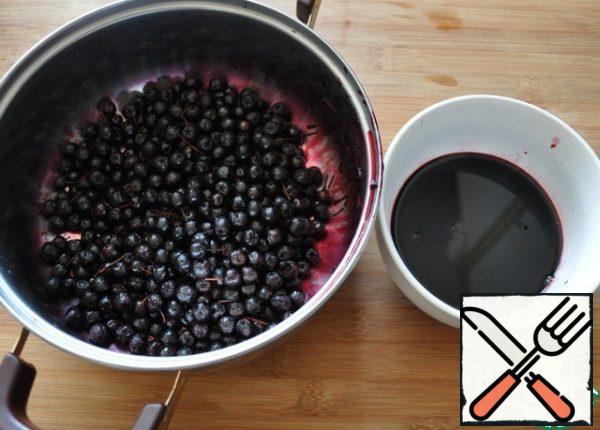 Take out the currant, let it thaw, drain the liquid (do not pour it out).
