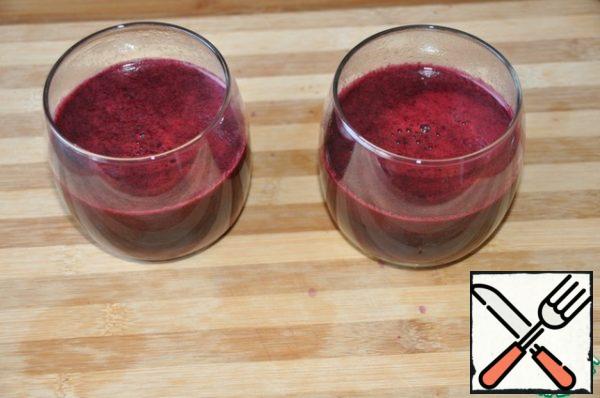 Pour the jelly into glasses, let cool, put in the refrigerator until solidification for at least three hours.