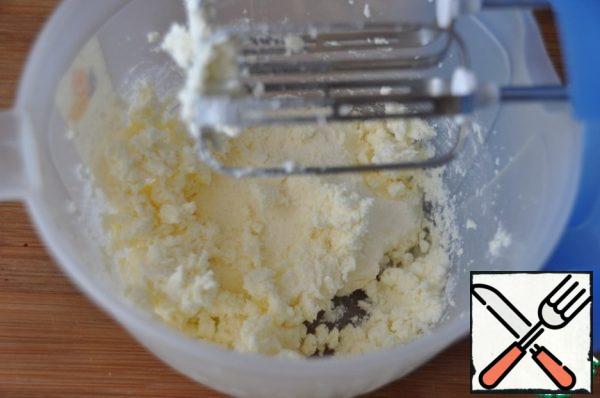 Whisk the cream with the curd cheese into the cream with a mixer.