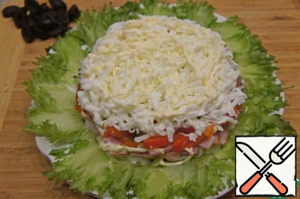 The next layer put the egg whites, grated on a large grater, make a mesh of mayonnaise.