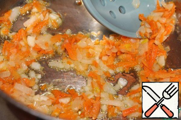 Cut the onion into cubes, chop the garlic, grate the carrots on a coarse grater. In a saucepan with a thick bottom, heat the vegetable oil, first fry the onion, 3 minutes, then add the carrots, cook for another 5 minutes, then garlic, cook for another 2-3 minutes.
