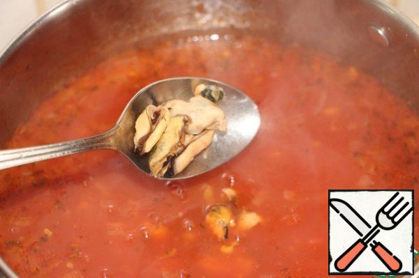 Pour the mussels, thawed in advance. Cook for 10-15 minutes. Add salt and pepper to taste.
