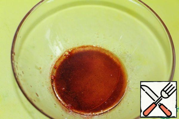 And while the soup is cooking, you can cook quick kebabs from mussels for serving and refinement, although the soup is so delicious. Mix lemon juice, soy sauce, vegetable oil for the marinade, season with freshly ground black pepper and mix.
