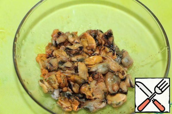 Marinate the mussels for 15 minutes. You can marinate a little longer before cooking the soup.
