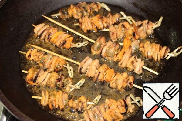 Fry the skewers with mussels in vegetable oil for 3 minutes on each side. Serve the soup hot, sprinkle each portion with grated cheese, adding a handful of pumpkin seeds on top, preferably pre-fried in a dry frying pan. Do not forget about the mussel kebabs, they are very appropriate.