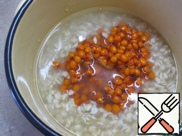 In the oat mixture add sea buckthorn berries (if frozen, then pre-defrost).