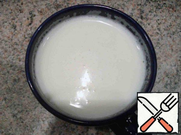 For milk jelly milk, combine with the second half of the specified amount of sugar, bring the mixture to a boil, adding vanilla.
Cool the milk, add half of the prepared gelatin, cool the mixture to room temperature.