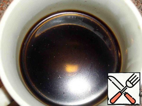 For coffee jelly, brew coffee, strain it, add half (1.5 tablespoons) of sugar and gelatin.
Cool the mixture to room temperature.