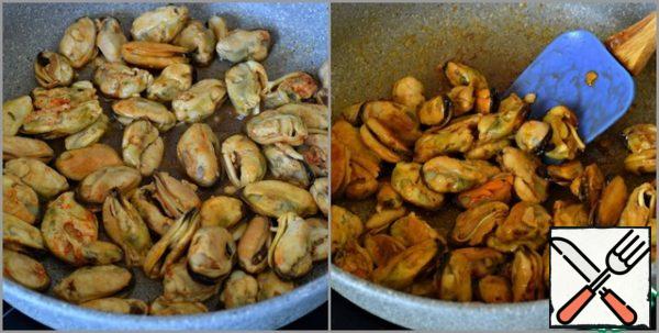 Then put the mussels in a well-heated dry pan with marinade. Fry on high heat for three minutes, stirring constantly. Remove from heat, cool.
And you can really simplify your life and take ready mussels in a jar, in oil or smoked.