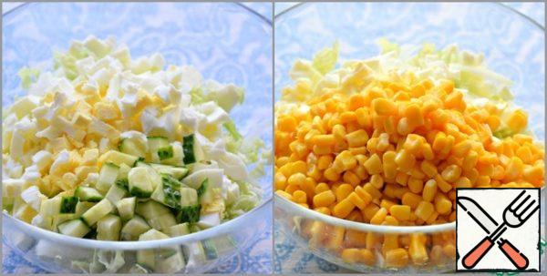 And add not very finely chopped cucumber.
Drain the liquid from the canned corn and put the corn in a salad bowl.