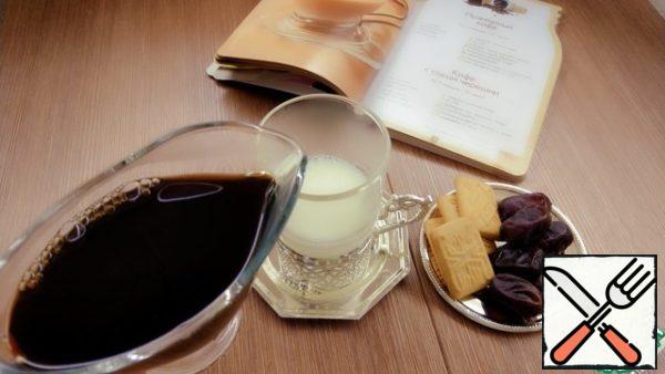 At the bottom of the Cup in which you will serve a drink, pour warm milk and pour the coffee very carefully. Do not mix!