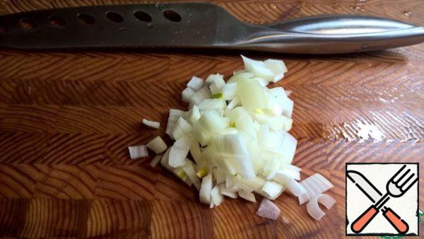 Onions cut into a cube of 3 - 5 mm.