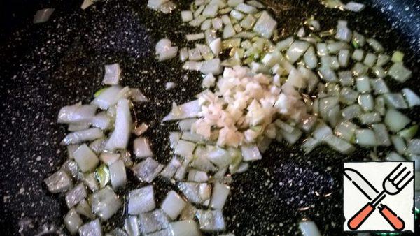 When onion is ready, add the garlic and heat over 30 seconds.