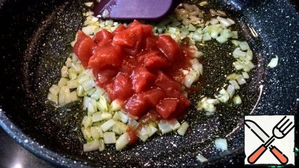 Immediately add the tomatoes and stir so that the garlic does not burn.
