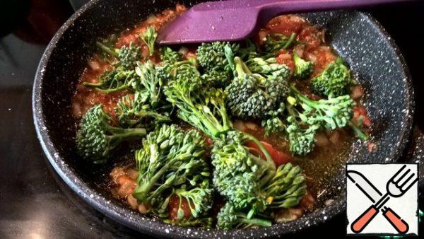 When the sauce is ready, add the inflorescences of young broccoli. It is important not to cook broccoli - simmer them in the sauce for 3-5 minutes. They should be a little short, but not soft.
If desired, before cooking this sauce, it can be crushed with a blender.

