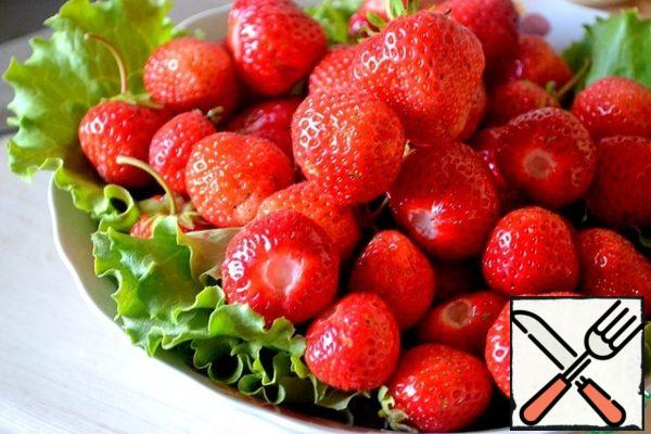 There are many delicious salads that refute the idea of strawberries as only dessert berries.
My favorite - layered salads, but more on that another time)
I propose to create a couple of minutes a terrific summer mood!
We'll stock up on fresh berries and lettuce.