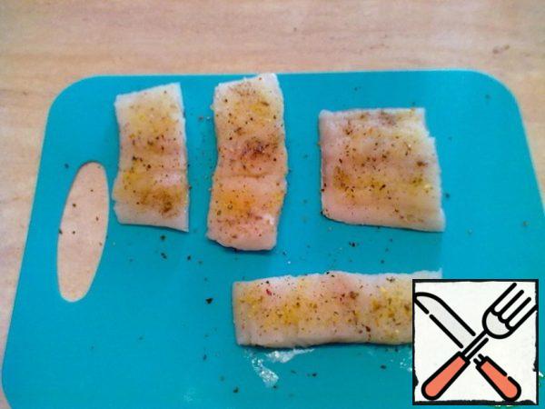 Prepare the fish: I have cod fillets. I peel off the scales and cut into portions.
Salt, pepper, add your favorite spices.