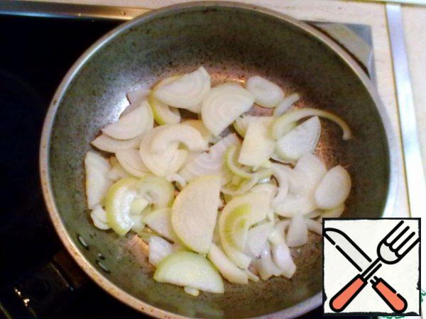 Onions cut into half - (quarter) rings and fry with the addition of Rast. butter on medium heat until translucent. No need to fry too much! Move aside.