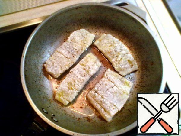 Add vegetable oil to the same frying pan, heat it up. Pan the fish in flour and fry on all sides over medium heat.
