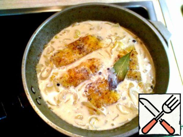 Pour in the pan to the fish and onions warm milk so that a little cover the fish, salt. Simmer under the lid on low heat for 10 to 20 minutes, based on how many products you took. I had 15 minutes.
If you like more gravy, increase the amount of milk.