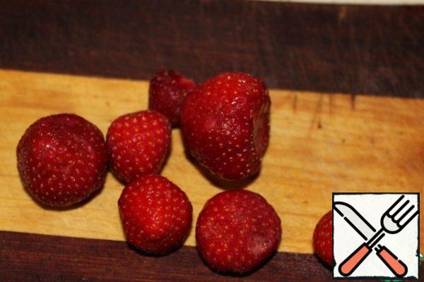 Wash strawberries, remove tails and dry with a paper towel.