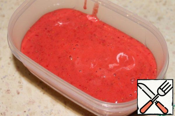 The resulting mass is poured into a container and put in the freezer for 4 hours. Sherbet should be stirred every hour.