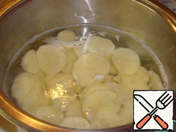 Peel potatoes, cut into pieces, put in a pan. Pour water 5 cm above the potatoes. Cook until tender, about 20 minutes.