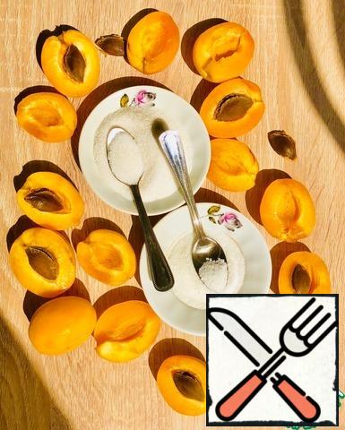 Apricots iterate, thoroughly wash, remove all darkened places, cut into two or four parts. Remove the bone.