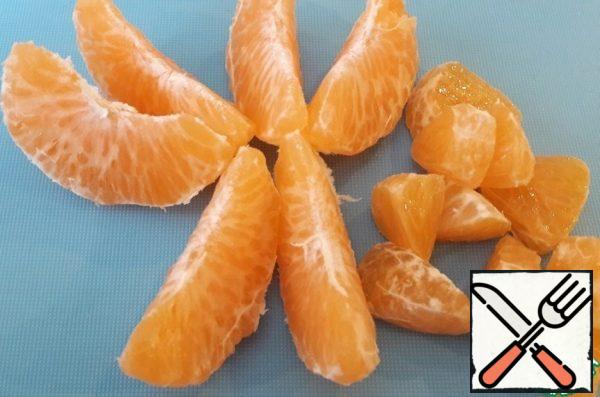 Peel the tangerines and cut into slices.
I got a very tasty tangerine. Big! Not sour and not sweet!!! Great taste!